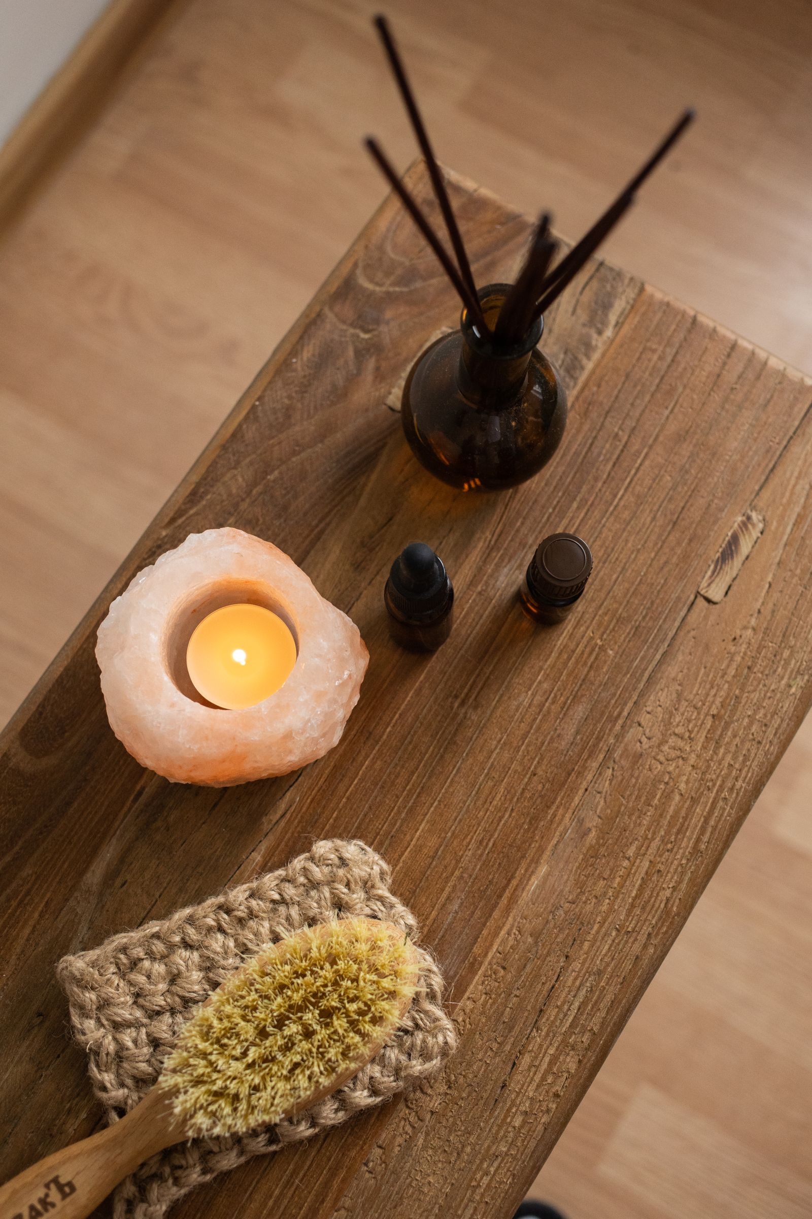 Rolled linens and warm stones, ready in the Mesa Suite
